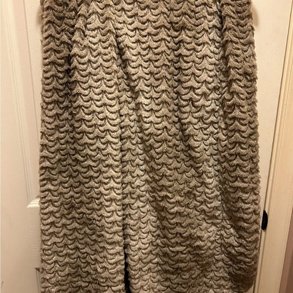 Nicole Miller Textured Tan Blanket EUC!!